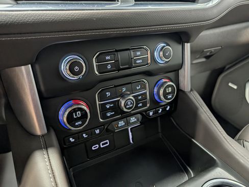 Used 2024 GMC Yukon SLT w/ SLT Luxury Package image 31