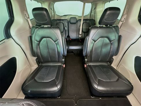Used 2022 Chrysler Pacifica Touring-L image 13