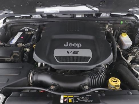 Used 2018 Jeep Wrangler Unlimited Sahara w/ Connectivity Group AWD/4WD image 15