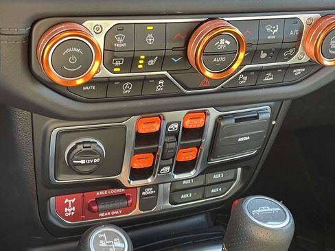 Used 2025 Jeep Gladiator Mojave image 10