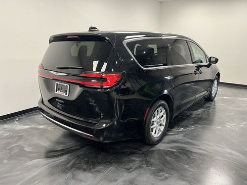 Used 2024 Chrysler Pacifica Touring-L image 20