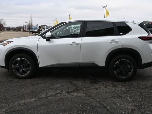 Used 2025 Nissan Rogue SV image 9