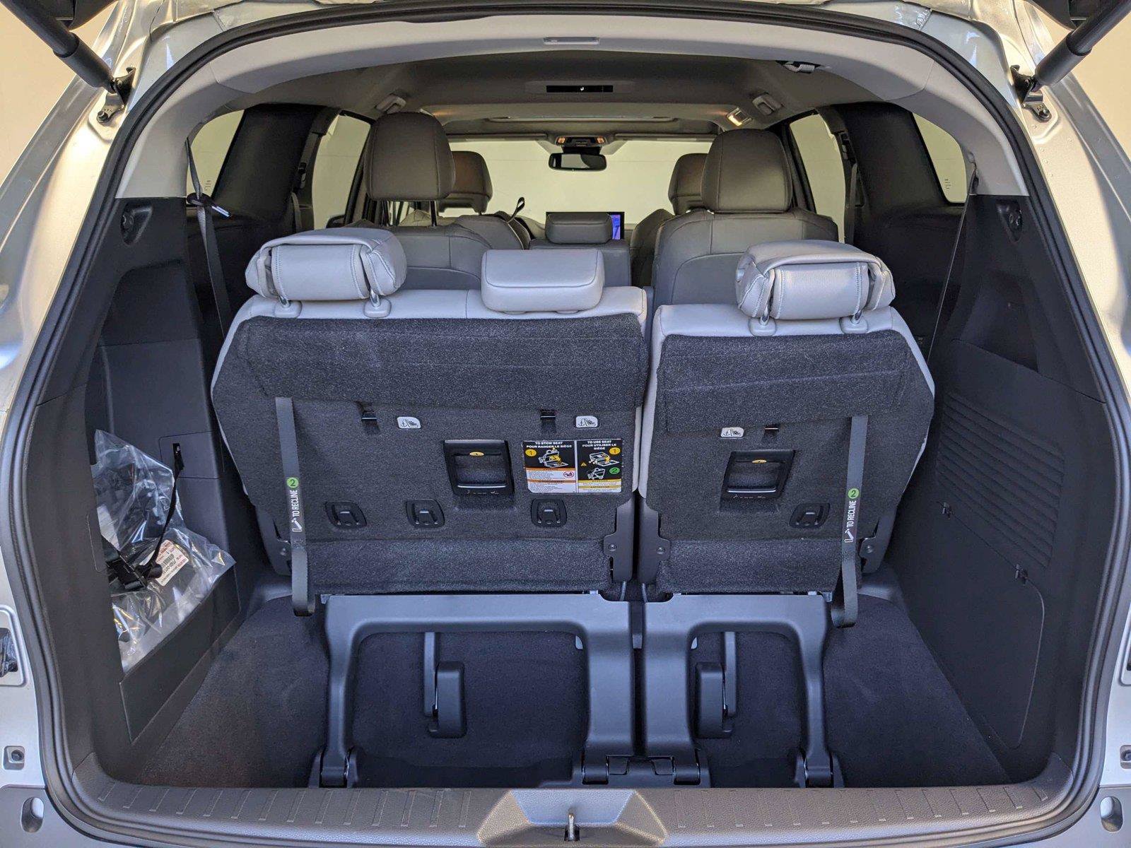 Certified 2025 Toyota Sienna XLE FWD image 7