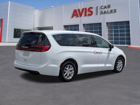 Used 2024 Chrysler Pacifica Touring-L FWD image 6