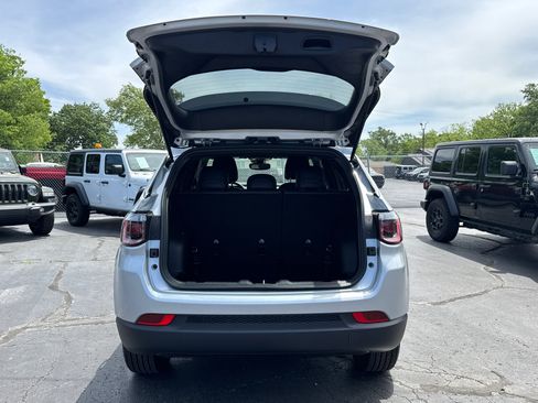 Used 2025 Jeep Compass Latitude image 18