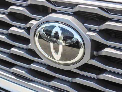 Used 2023 Toyota Tacoma TRD Off-Road w/ Technology Package AWD/4WD image 6