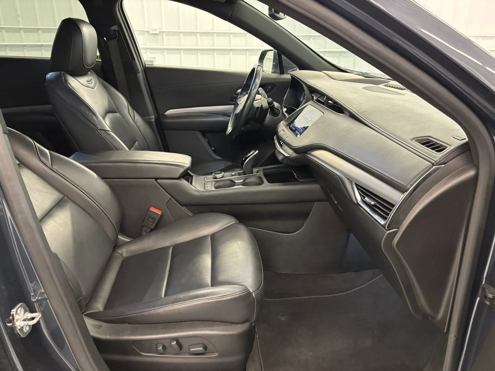 Used 2020 Cadillac XT4 Premium Luxury w/ Technology Package FWD image 32