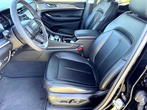 Used 2023 Jeep Grand Cherokee Limited w/ Black Appearance Package image 12