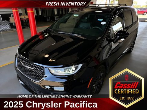 Used 2025 Chrysler Pacifica Select w/ Fav Edition Package FWD image 1