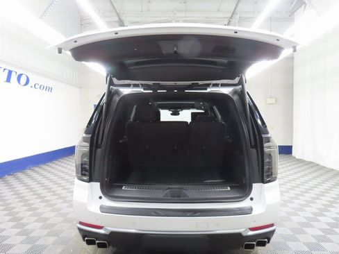 Used 2025 Chevrolet Suburban High Country image 36