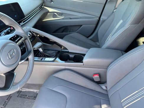 Used 2025 Hyundai Elantra SEL image 22