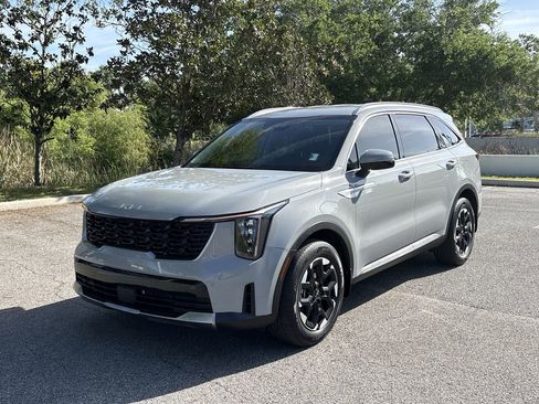 Used 2025 Kia Sorento S image 2