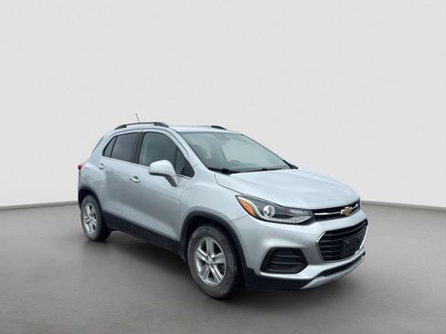 Used 2019 Chevrolet Trax LT w/ LT Convenience Package FWD image 8