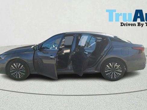 Used 2025 Nissan Altima 2.5 SV FWD image 11