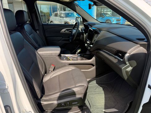 Used 2023 Chevrolet Traverse LT w/ LT Premium Package AWD/4WD image 9