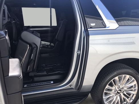 Certified 2025 Cadillac Escalade ESV Premium Luxury AWD/4WD image 23