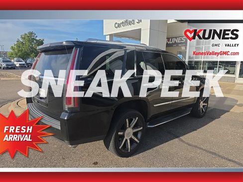 Used 2017 Cadillac Escalade Luxury AWD/4WD image 3