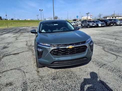 Used 2025 Chevrolet Trax LS w/ LS Convenience Package FWD image 3