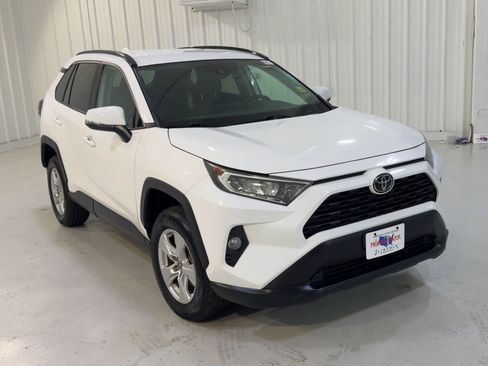 Used 2021 Toyota RAV4 XLE AWD/4WD image 3