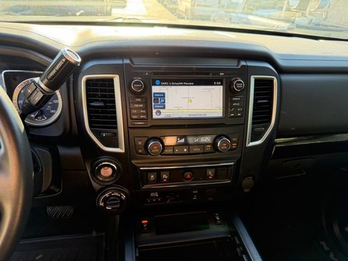 Used 2018 Nissan Titan SV w/ SV Convenience Package image 22