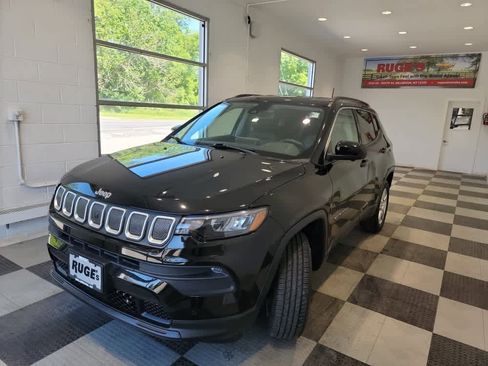 Used 2022 Jeep Compass Latitude w/ Convenience Group AWD/4WD image 2