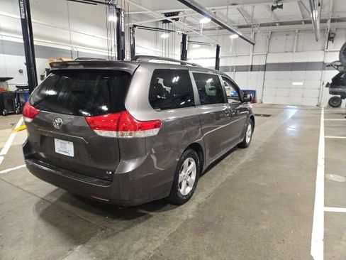 Used 2013 Toyota Sienna LE w/ Towing Pkg FWD image 5