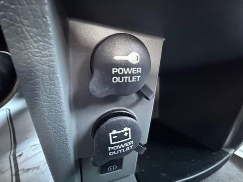 Used 2010 Chrysler Town & Country Touring FWD image 32