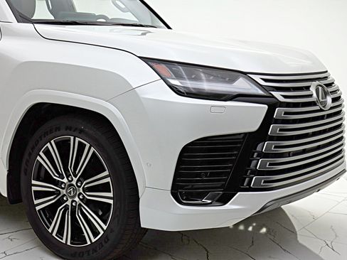 Used 2025 Lexus LX 700h Luxury AWD/4WD image 17