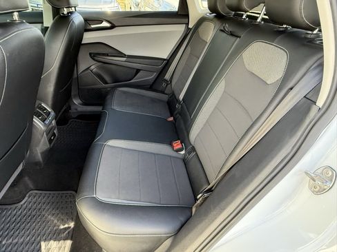 Used 2022 Volkswagen Taos SE image 21