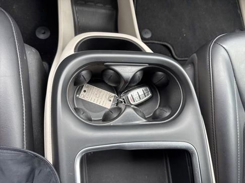 Used 2023 Chrysler Pacifica Touring-L image 21