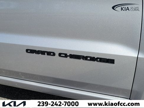 Used 2021 Jeep Grand Cherokee Laredo X RWD image 9