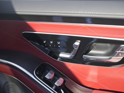 Used 2022 Mercedes-Benz S 580 4MATIC Sedan w/ AMG Line Package image 38