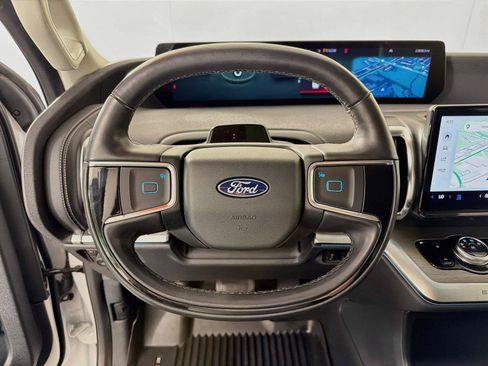 Used 2025 Ford Expedition Max Platinum AWD/4WD image 3