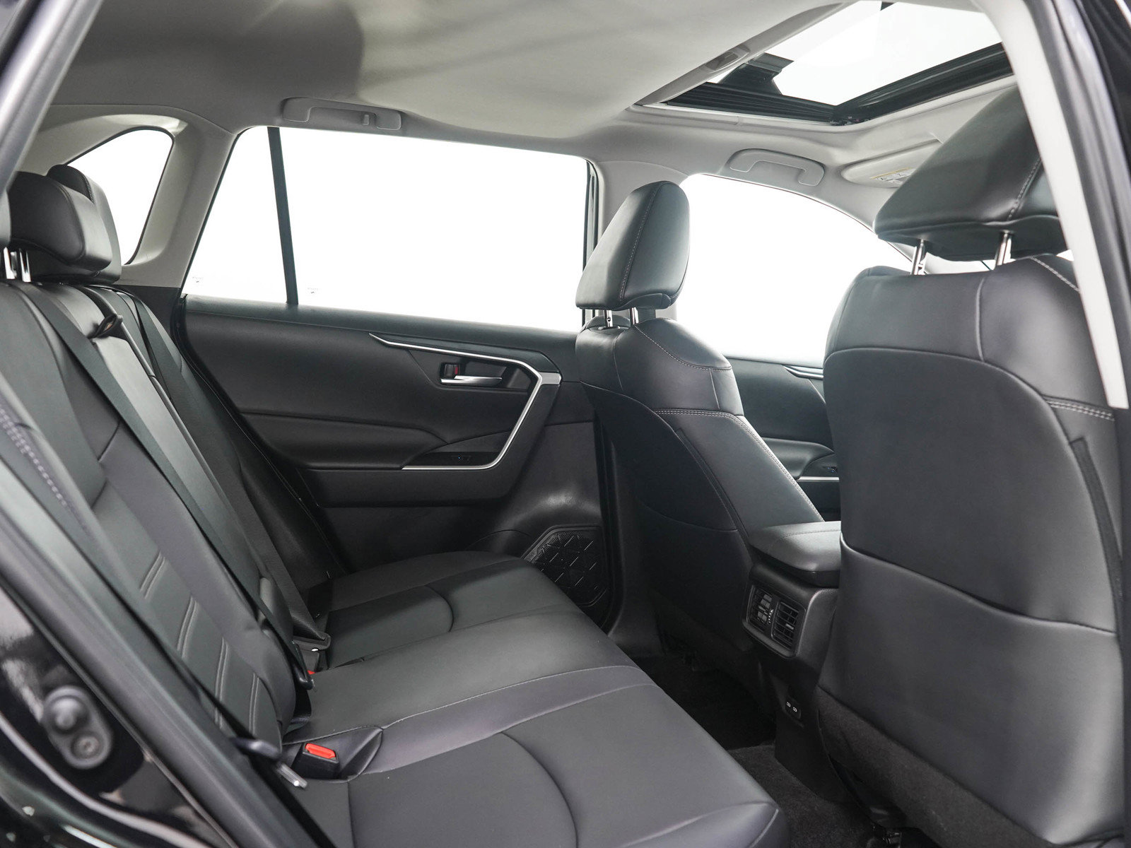 Used 2022 Toyota RAV4 XLE Premium FWD image 14