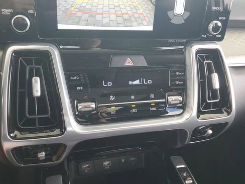 Certified 2022 Kia Sorento SX image 27