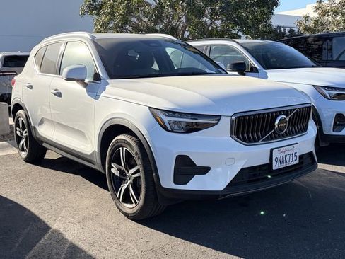 Used 2025 Volvo XC40 B5 Core image 3