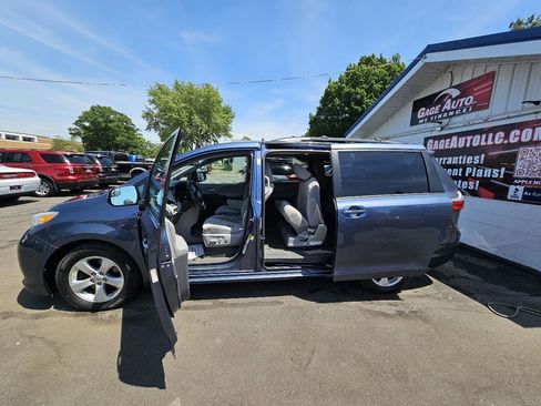 Used 2015 Toyota Sienna LE FWD image 25