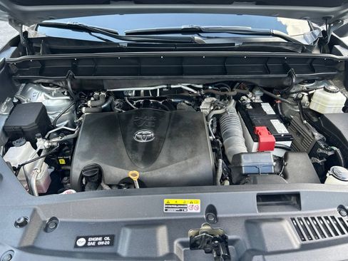 Used 2022 Toyota Highlander XLE AWD/4WD image 25