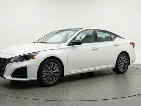 Used 2025 Nissan Altima 2.5 SV image 3