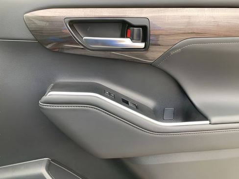 New 2026 Toyota Highlander Limited image 18