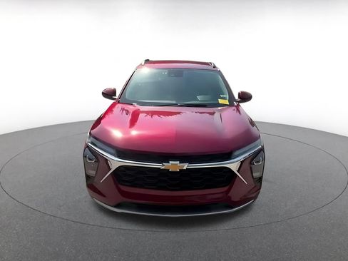 Used 2025 Chevrolet Trax LT FWD image 4
