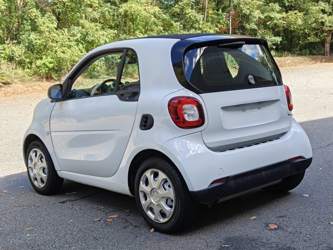 Used 2017 smart fortwo pure RWD image 5