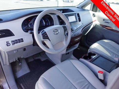Used 2014 Toyota Sienna XLE image 13