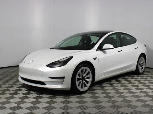 Used 2023 Tesla Model 3 Standard Range image 3