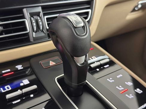 Used 2024 Porsche Macan AWD/4WD image 34