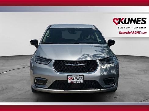 Used 2024 Chrysler Pacifica Touring-L FWD image 3