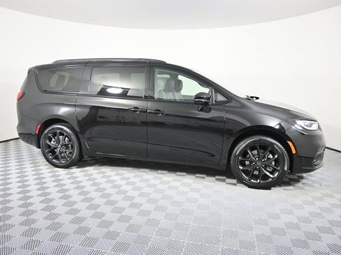 New 2026 Chrysler Pacifica Limited image 8