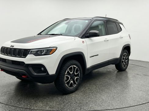 Used 2025 Jeep Compass Trailhawk image 3