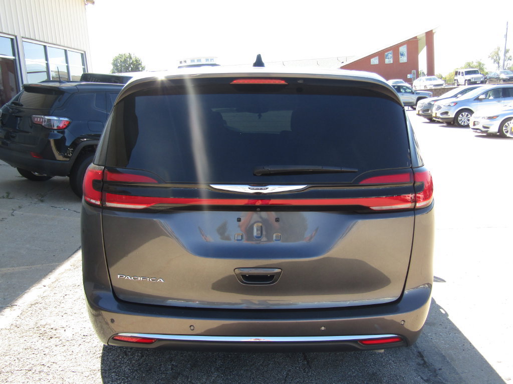Used 2023 Chrysler Pacifica Touring-L FWD image 4