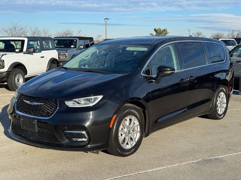 Used 2023 Chrysler Pacifica Touring-L image 12